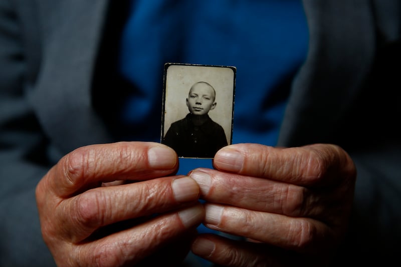 galleries/2015/01/26/auschwitz-survivors-70-years-later-photos/150123-auschwitz-survivors-02_sxq9hu