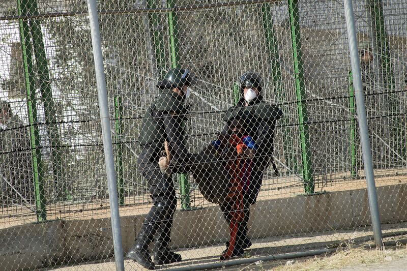 galleries/2014/05/30/onslaught-of-moroccans-rush-the-spanish-border-photos/140530-spain-fence8_upsnjl