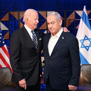 US President Joe Biden (L) and Prime Minister Benjamin Netanyahu (R).