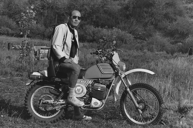 articles/2016/07/11/you-too-can-dress-like-hunter-thompson/160710-joiner-thompson2-embed_gvzqwd