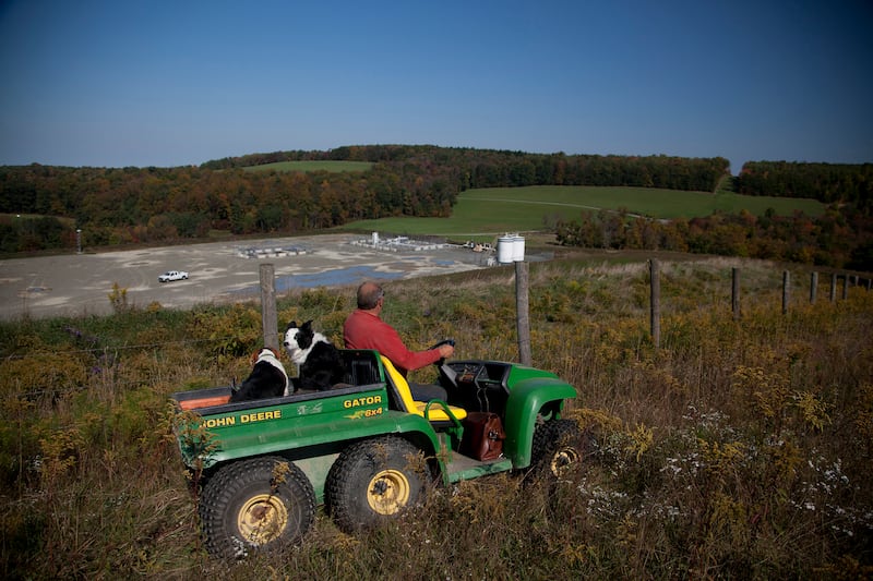 articles/2014/03/13/how-chesapeake-energy-the-kings-of-fracking-double-crossed-their-way-to-riches/140312-propublica-fracking-farm-embed2_aafyao