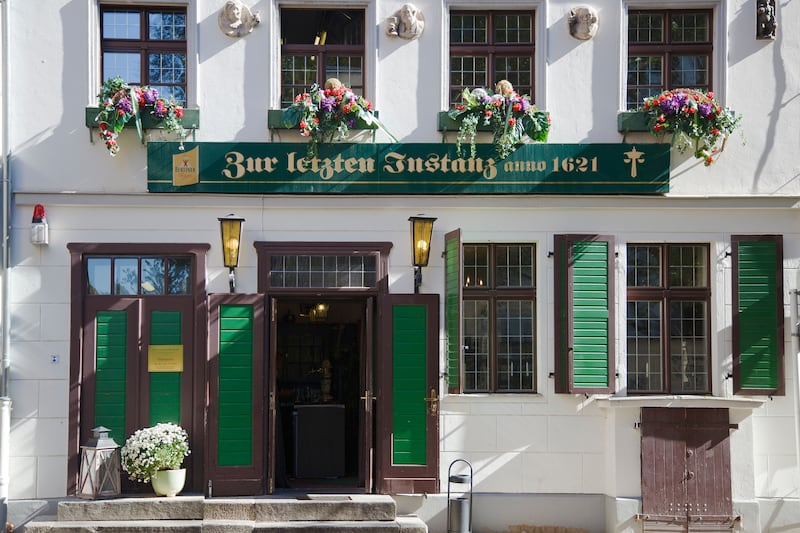 articles/2014/12/20/inside-the-world-s-10-oldest-restaurants/141219-oldest-restaurants-zur-Letzen-Instanz_oq6sdx