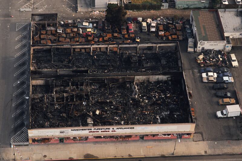 galleries/2012/04/26/dramatic-l-a-riots-photos/los-angeles-riots-building-burnt_r37nwm