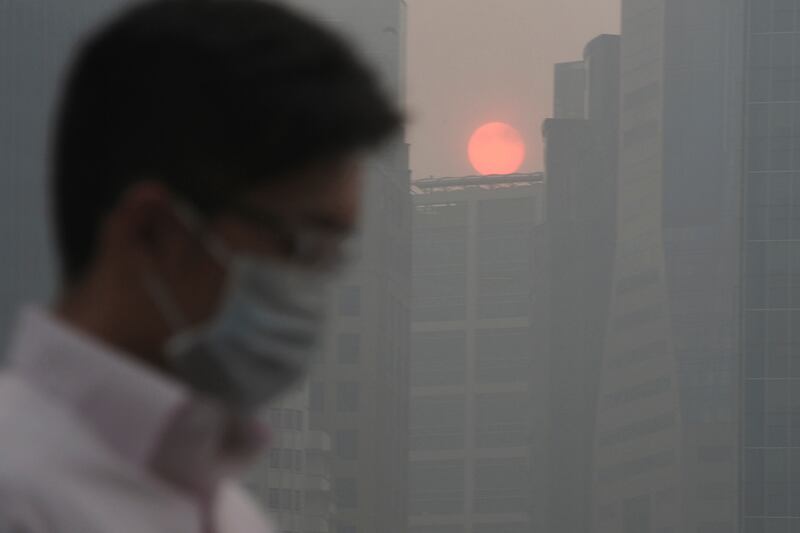 galleries/2013/06/20/terrifying-pollution-blankets-singapore-it-s-indonesia-s-fault/300620-Singapore-smog-14_fecdqe