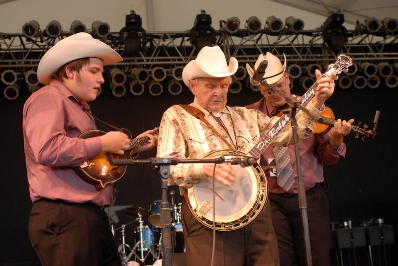 articles/2016/06/24/old-time-music-great-ralph-stanley-found-his-power-in-his-homeland/160623-jones-ralph-stanley-embed-1_yckpch