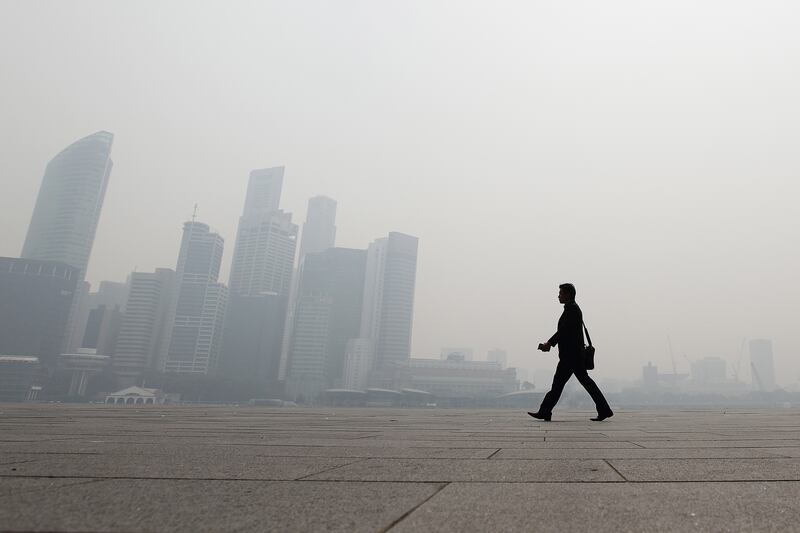 galleries/2013/06/20/terrifying-pollution-blankets-singapore-it-s-indonesia-s-fault/300620-Singapore-smog-02_utc1pj