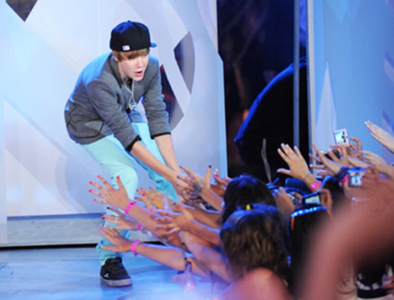 articles/2010/09/10/justin-bieber-and-his-crazy-twitter-fans/bieber-fans_125545_scbu9g