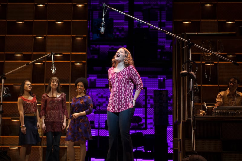 articles/2014/01/13/beautiful-the-carole-king-musical-review-a-few-discordant-notes-but-damn-great-songs/140113-gross-beautiful_hfcppd