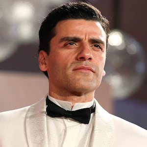 211021-oscar-isaac-smokeshow-hero_c2fg4x