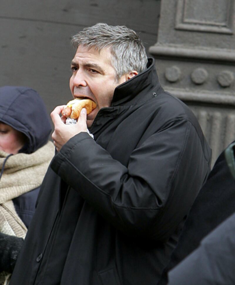 galleries/2012/07/05/justin-bieber-beyonce-more-celebrities-eating-hot-dogs-photos/celebs-eating-hotdogs-clooney_d7tr36