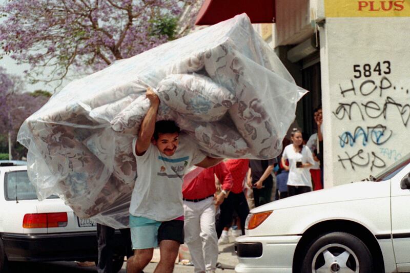 galleries/2012/04/26/dramatic-l-a-riots-photos/los-angeles-riots-couch-looter_vpu9a5