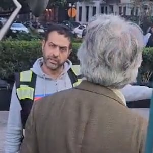 A screenshot of Zak Tamymy confronting Stuart Seldowitz in front of Mohammed Hussein’s food cart.