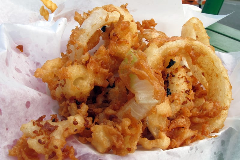 articles/2014/04/20/become-a-fried-seafood-believer-at-south-beach-market/140409-roadfood-south-beach-embed2_zr6fze