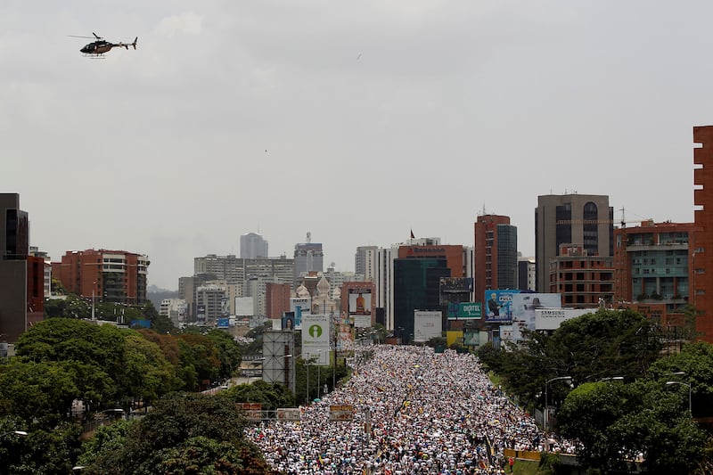 galleries/2017/04/20/venezuela-s-mother-of-all-marches-tens-of-thousands-protest-president/170420--mother-of-marches-03_izrrzy