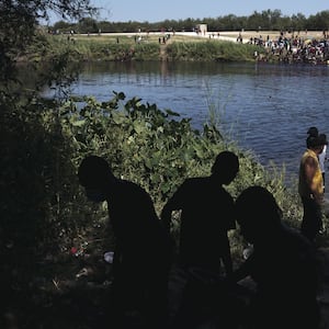 210919-bixby-rio-grande-migrants-tease_k6bb4m