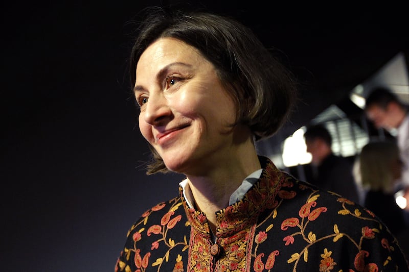 articles/2013/10/23/time-bandit-donna-tartt-s-goldfinch/131023-donna-tartt-schillinger-tease_mjvjig