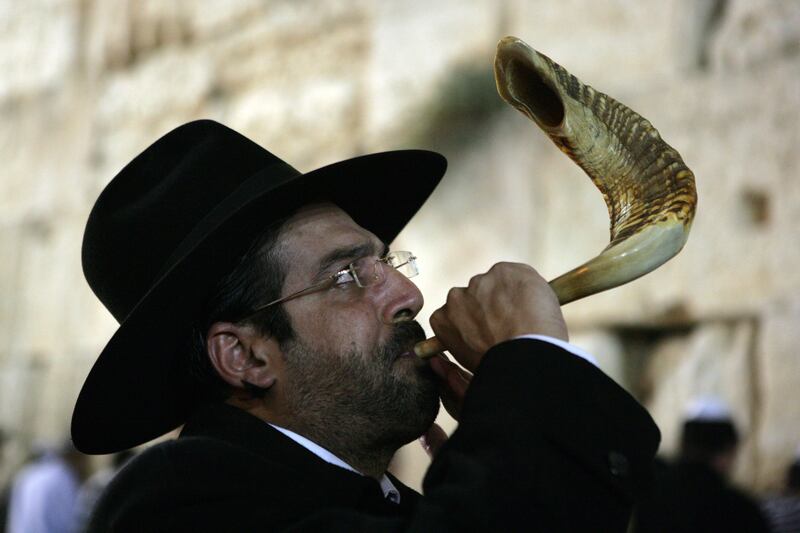 galleries/2012/09/17/it-s-shofar-season-jews-with-horns-photos/shofar-2012-16_dtjysa