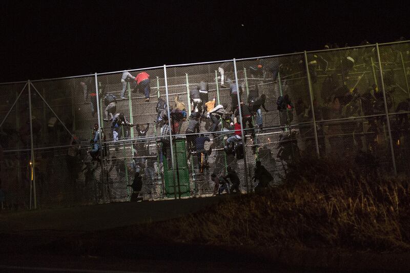 galleries/2014/05/30/onslaught-of-moroccans-rush-the-spanish-border-photos/140530-spain-fence14_pfu9ra