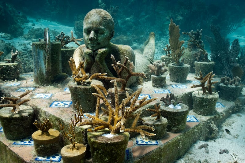 articles/2014/04/07/artist-jason-decaires-taylor-s-underwater-sculptures-are-a-sight-to-sea/underwater-museum-gal-5_r8wipu