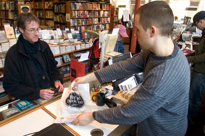 galleries/2011/10/13/america-s-greatest-independent-bookstores-photos/independent-bookstores-harvard-bookstore_rzcu56