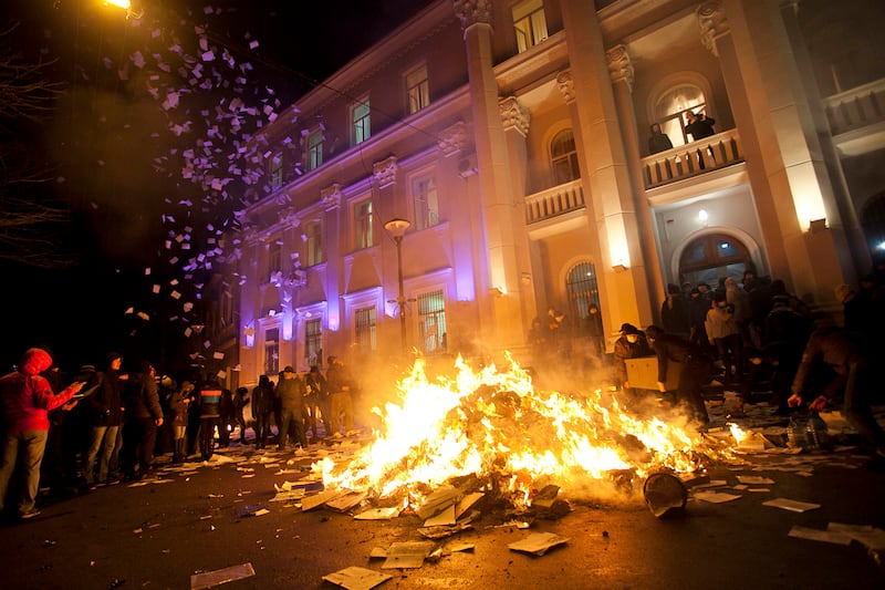 articles/2014/02/19/photos-from-the-fiery-battle-for-kyiv-ukraine/140219-ukraine-protest1_tease_dkbyz4