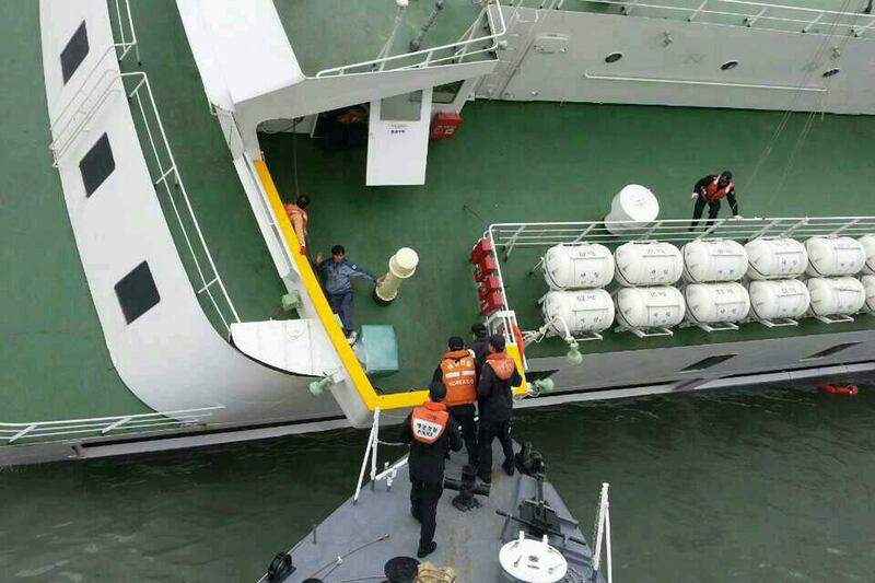 galleries/2014/04/16/south-korean-shipwreck-the-search-for-survivors/140416-south-korea-ferry09_a2chtx