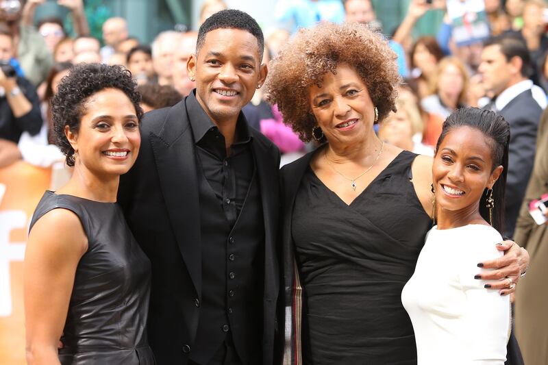 articles/2013/04/04/jada-pinkett-smith-on-her-new-angela-davis-documentary/130403-jada-smith-angela-davis-samuels-tease_cleo1d