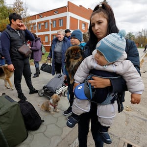 2022-10-22T113316Z_1884154649_RC296X9FXEEH_RTRMADP_3_UKRAINE-CRISIS-KHERSON-EVACUATION_hljywc