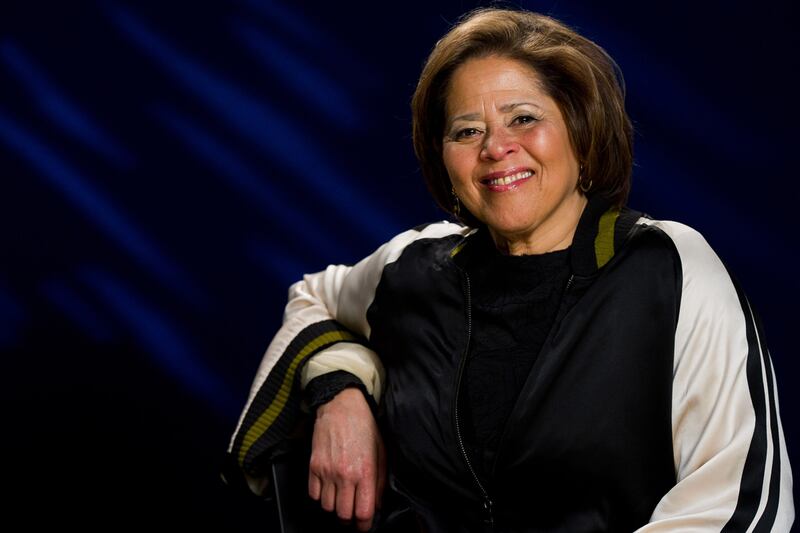 articles/2011/07/22/anna-deavere-smith-explores-20-views-of-life-death-in-let-me-down-easy/anna-deavere-smith-black_qxjxnx