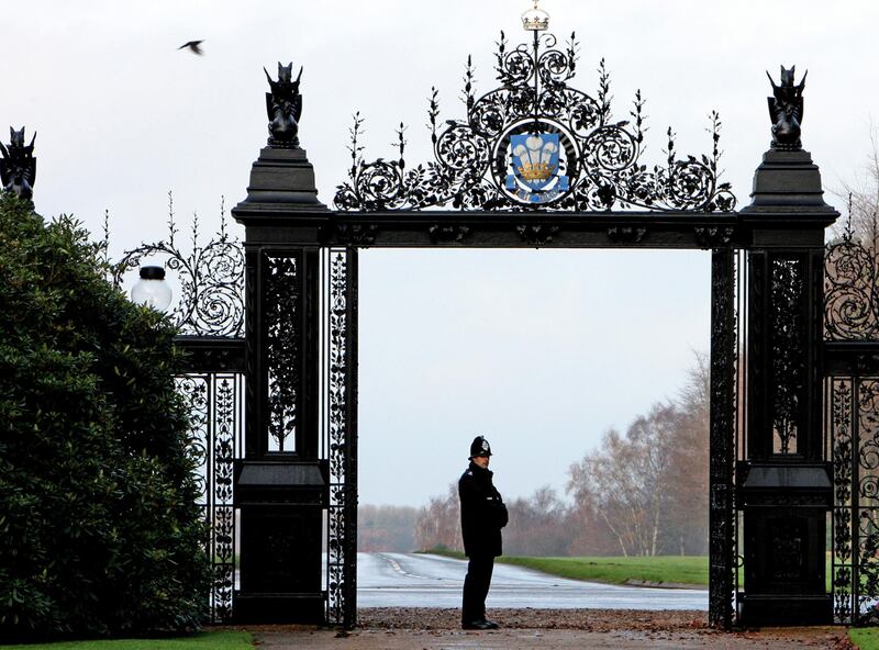 galleries/2012/01/03/history-of-sandringham-house-photos/gate-sandringham_fkqe4w