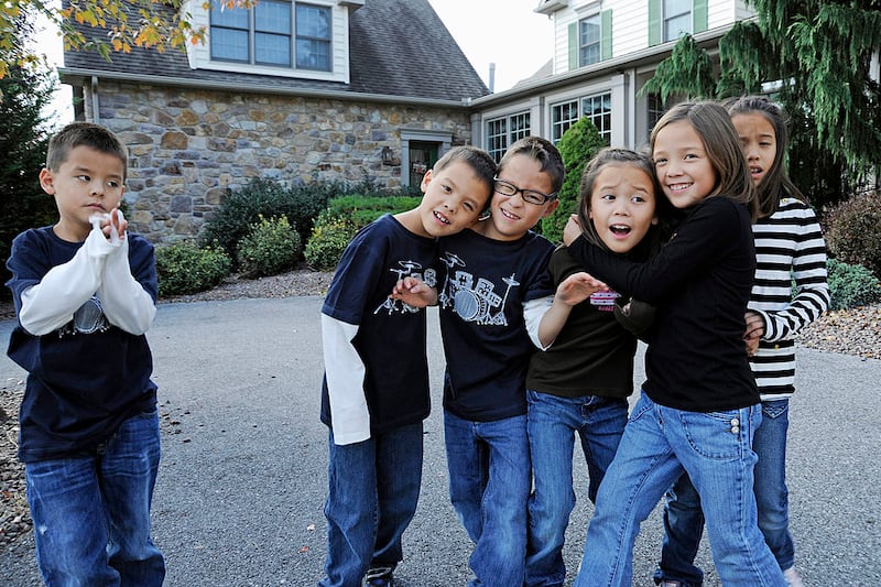 Kate Gosselin’s sextuplets pose together.