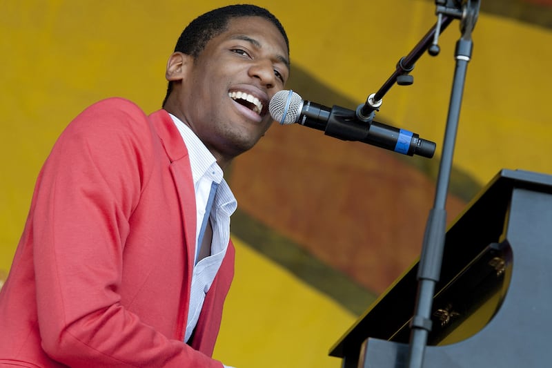 articles/2014/02/16/jon-batiste-a-thrilling-jazz-pianist-whose-first-goal-is-to-entertain/140215-jon-batiste-tease_h2xbbx