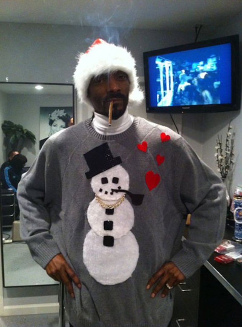 galleries/2011/11/28/celebrities-in-ugly-christmas-sweaters-photos/christmas-sweaters-snoop_mdkemc