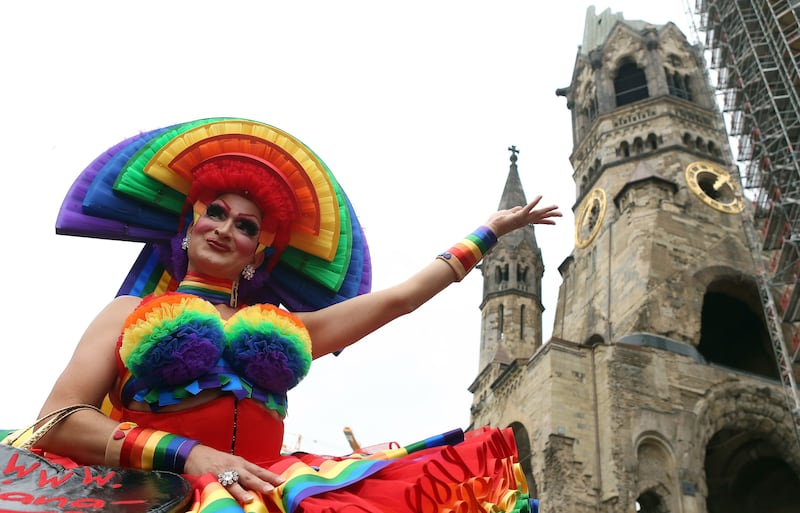 articles/2015/06/26/at-stonewall-the-meaning-of-pride/150627-gay-pride-world-09_apufrk