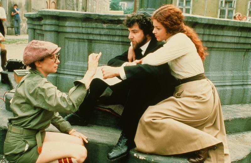 Barbra Streisand directs Mandy Patinkin and Amy Irving in a scene in the movie "Yentl"