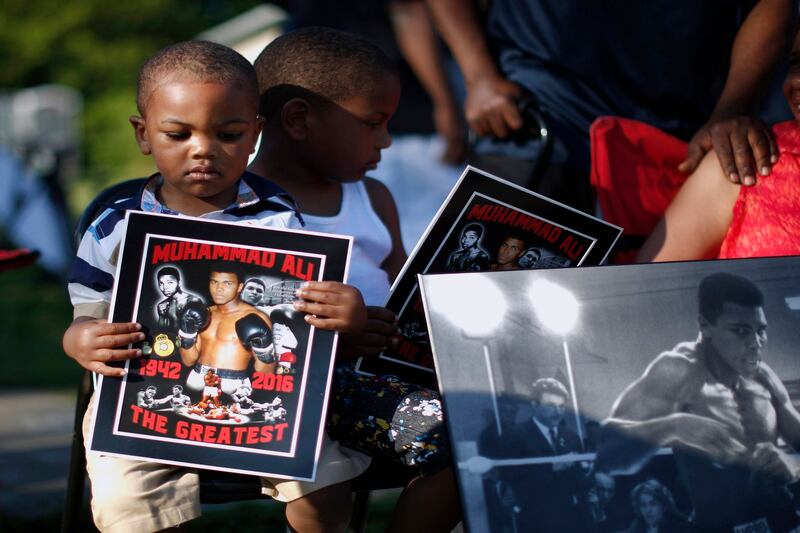 galleries/2016/06/09/remembering-muhammad-ali-photos/160610-muhammad-ali-funeral-01_lkgg6j