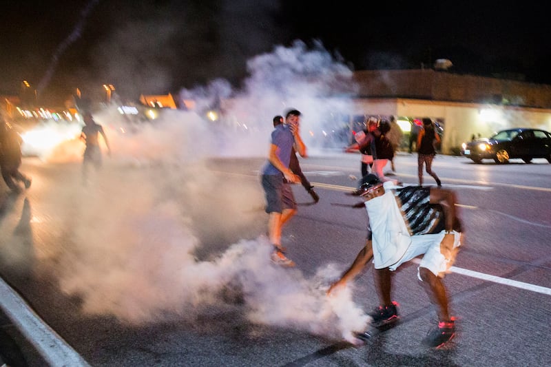 galleries/2014/08/18/missouri-protest-descends-into-chaos-photos/140818-missouri-riots-6_jxig1b