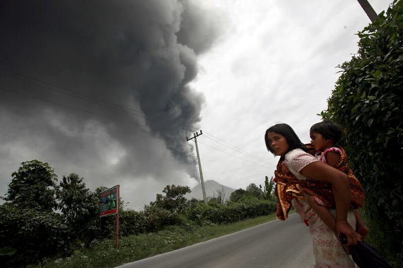 galleries/2013/09/17/indonesian-volcano-eruption-displaces-thousands-photos/130917-volcano-02_bdfead