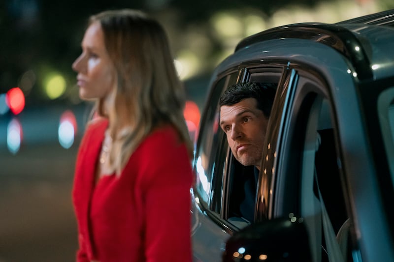 Nobody Wants This. (L to R) Kristen Bell as Joanne, Timothy Simons as Sasha in episode 102 of Nobody Wants This. Cr. Stefania Rosini/Netflix © 2024