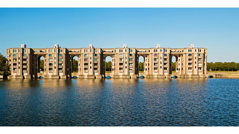 -Arcades_du_Lac_France_Ricardo_Bofill_Taller_Arquitectura_00_qdpajs