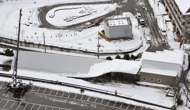 galleries/2014/02/18/snowstorm-cripples-japan-photos/140218-japan-snowstorm-10_pafy0n