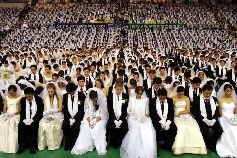 galleries/2012/09/02/mass-weddings-by-sun-myung-moon-photos/sun-myung-moon-wedding2-2005_kzukfw