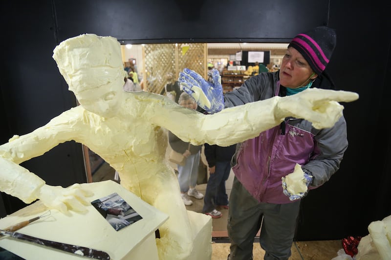 articles/2012/09/22/butter-sculptor-sharon-bumann-on-her-art-butter-movie-more/Jones-butter-sculpture-queen-tease-embed_zr6x6j