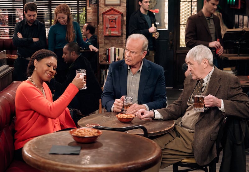 Toks Olagundoye, Kelsey Grammer and Nicholas Lyndhurst sitting at a table in ‘Frasier’