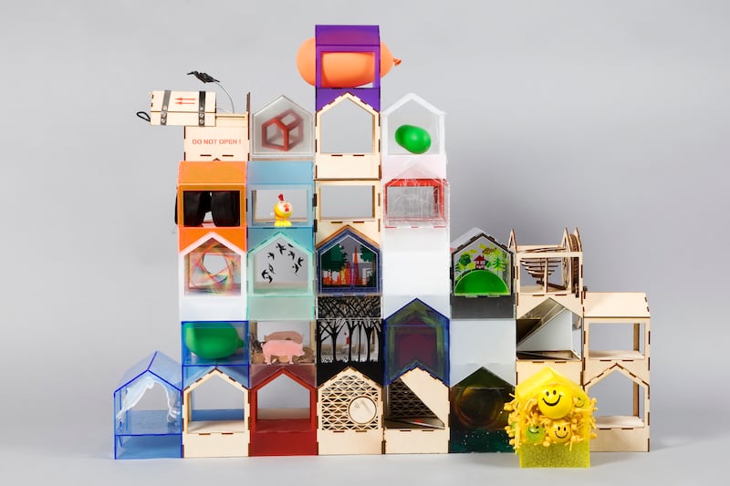 articles/2013/11/01/world-famous-architects-design-doll-houses-for-new-charity-project/131031-doll-house-make-2_pejuet