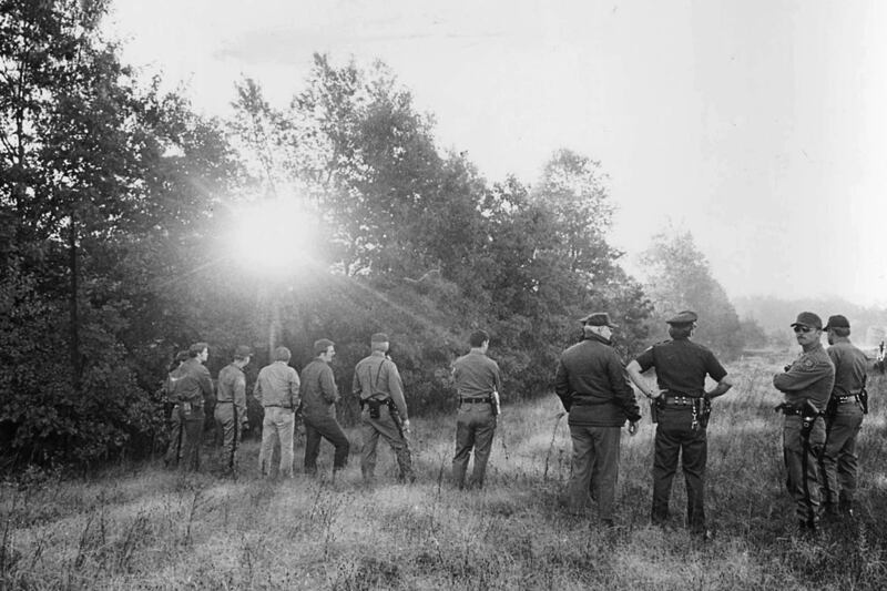 galleries/2012/09/27/jimmy-hoffa-the-years-long-search-for-the-teamsters-boss-photos/digging-for-hoffa-waterford-township-michigan-1975_y6ibd5