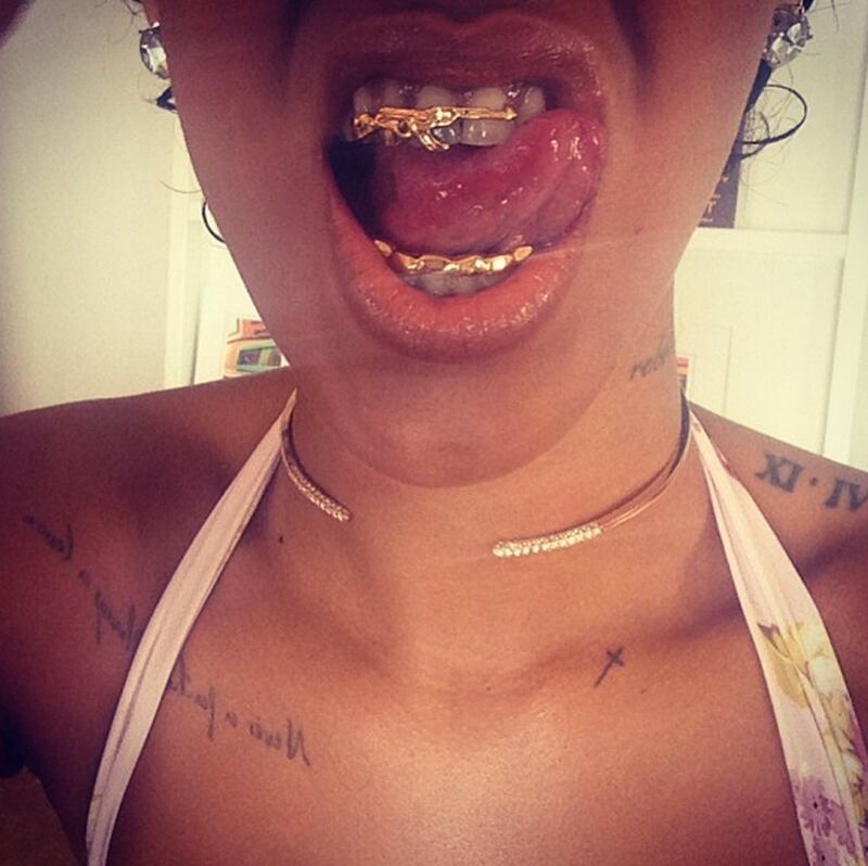 galleries/2013/08/14/miley-cyrus-rihanna-lady-gaga-more-girls-with-grills-photos/girlz-grillz-rihanna_zzyoiv