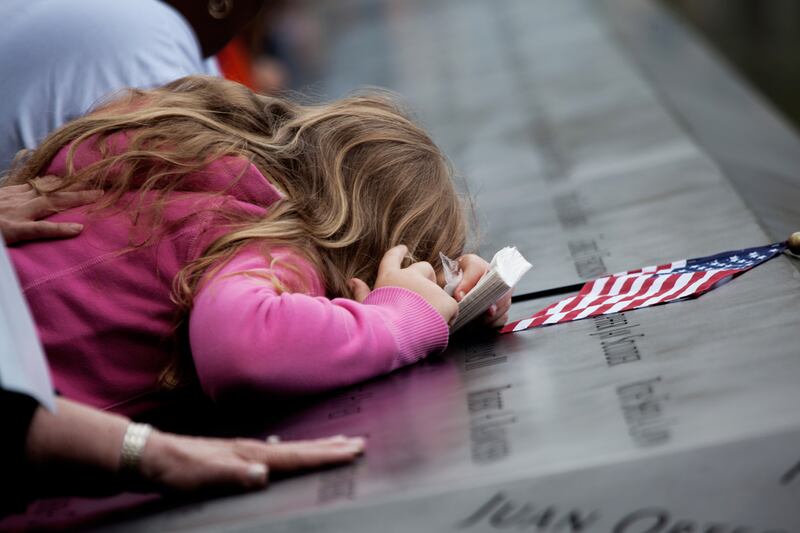 articles/2011/09/11/ground-zero-ceremony-let-9-11-families-mourn-in-private/ground-zero-ceremony-siegel_g0rlg6