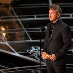 articles/2015/02/23/twitter-turns-on-abuser-sean-penn-following-his-oscars-green-card-joke/150223-stern-penn-tease_ckhyri