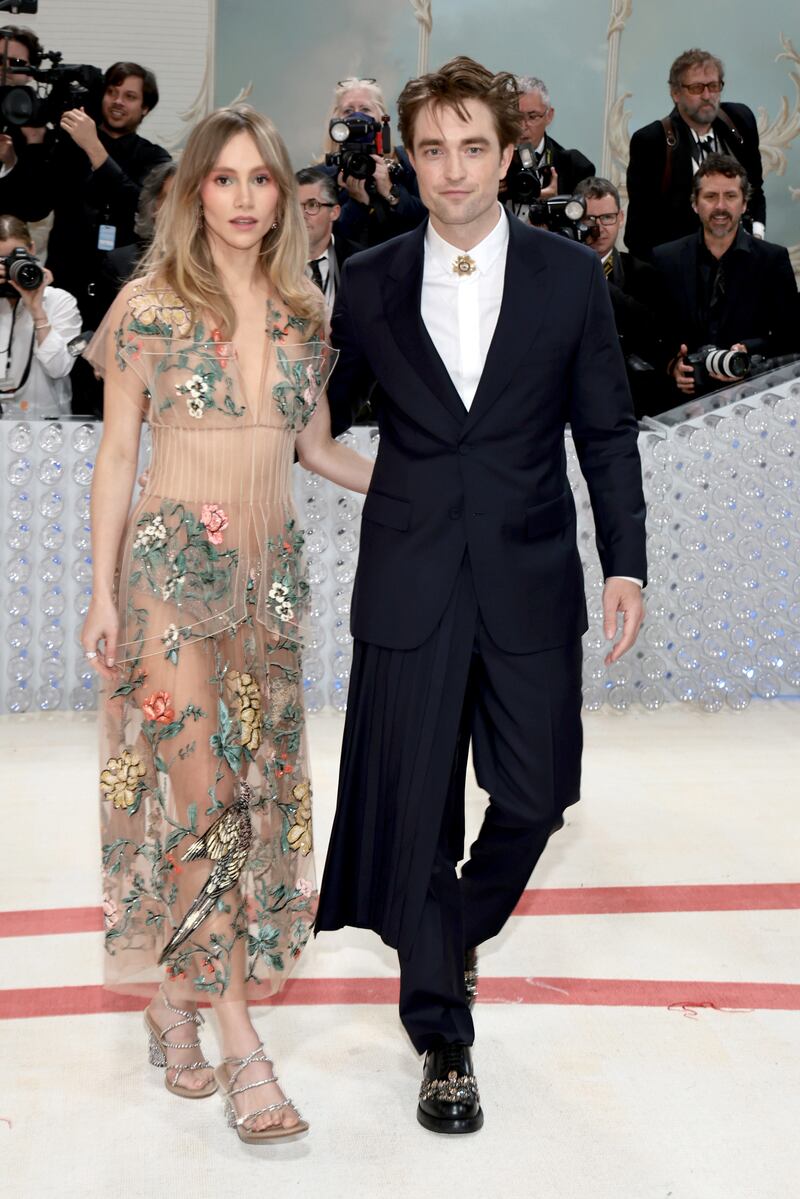 230501-met-gala-suki-waterhouse-robert-pattinson_l5fbmy